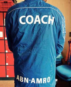 ABN AMRO kleedt onze jeugdcoaches ABN AMRO heeft voor alle coaches van de jeugdteams coachjacks ter beschikking gesteld om hen tijdens het coachen tegen