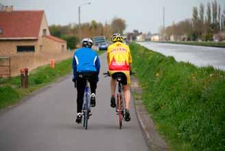 Te voet en met de fiets De inwoners van ons dorp wandelen en fietsen graag. Ruim 50% vindt de aanleg en het onderhoud van wandel-, fiets- en ruiterpaden, de kanaaloevers en de kerkwegels belangrijk.