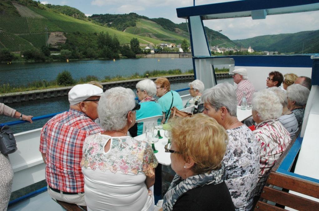 Toen een grote verrassing!! Tini werd door Hans ten huwelijk gevraagd. Een hardgrondig: JA. Felicitaties alom. Vierde dag. Na het ontbijt met de bus naar Cochem.