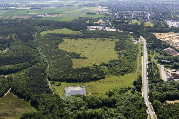 Tentjes van de scouting Vijftien minuten rijden verderop ligt Beukenberg, een andere voormalige stortplaats van Bodemzorg Limburg.