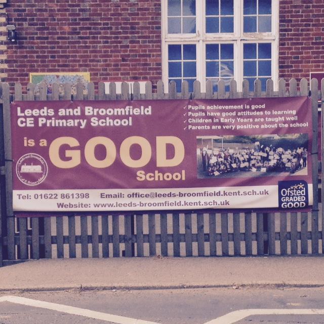 Leeds en Broomfield Primary School is een goede school In Engeland zie je bij de meeste scholen een spandoek; de school geeft hier op aan dat ze een goede school zijn en ook de redenen staan er