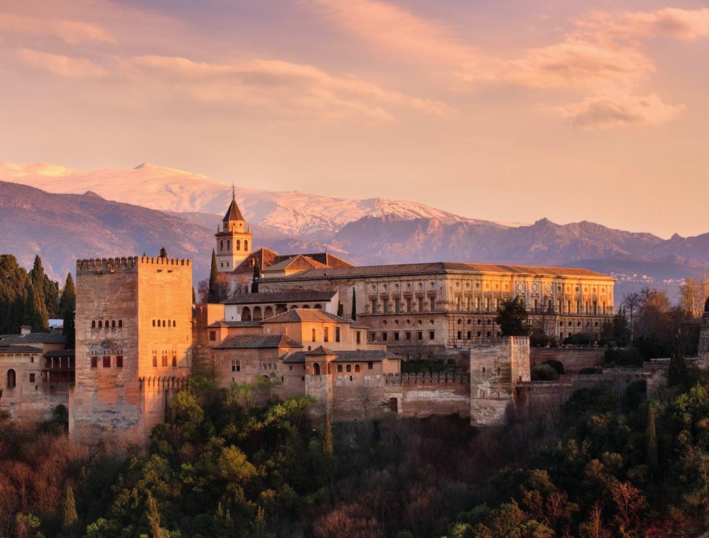 WAT & HOE Architectuur uit Duizenden-een-nacht, kleurrijke markten en culinaire hoogstandjes. Of denk aan de schitterende koningssteden Sevilla, Granada en Córdoba vol historie, kunst en cultuur.