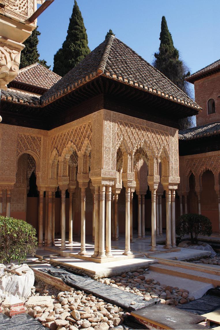 bruikt werd. Latere Nasriden bouwden de fraaie Palacios Nazaríes, het paleizencomplex dat vaak beschouwd wordt als het hoogtepunt van het Alhambra.