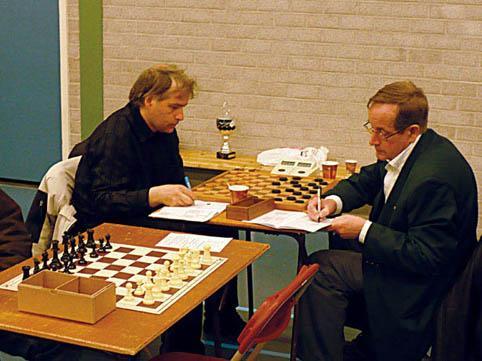 speelden tussen alle schaakteams van de Limburgse Schaakbond een inhaalpartij dammen van de interne competitie omdat hun