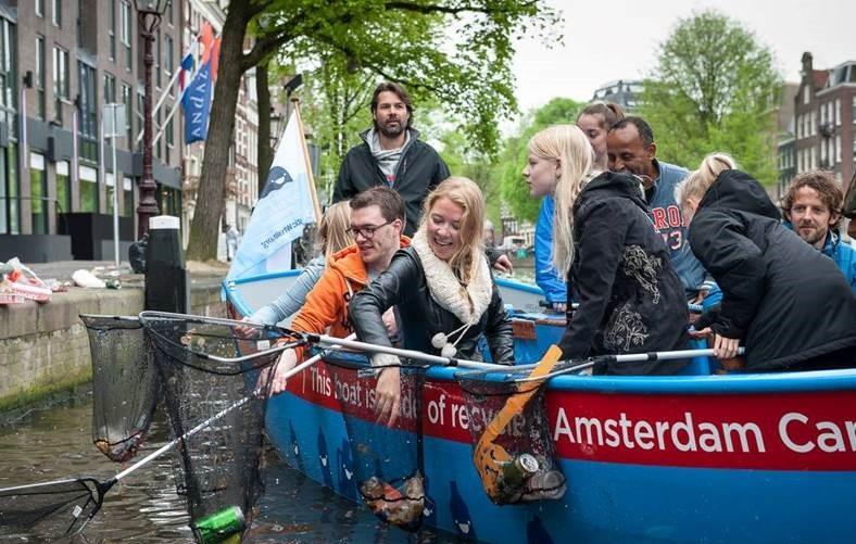 Tussen de grote windjammers als de Seedov, de Stad Amsterdam en de Kruzenshtern en de vele passantenbootjes voer afgelopen zomer tijdens Sail Amsterdam, de vloot van 3 Plastic Whale sloepen met