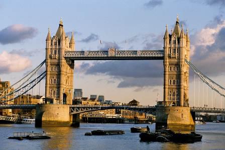 Tower Bridge: De Tower Bridge is één van de meest bekende bruggen ter wereld en in Londen een belangrijke bezienswaardigheid die we zeker gaan oversteken.