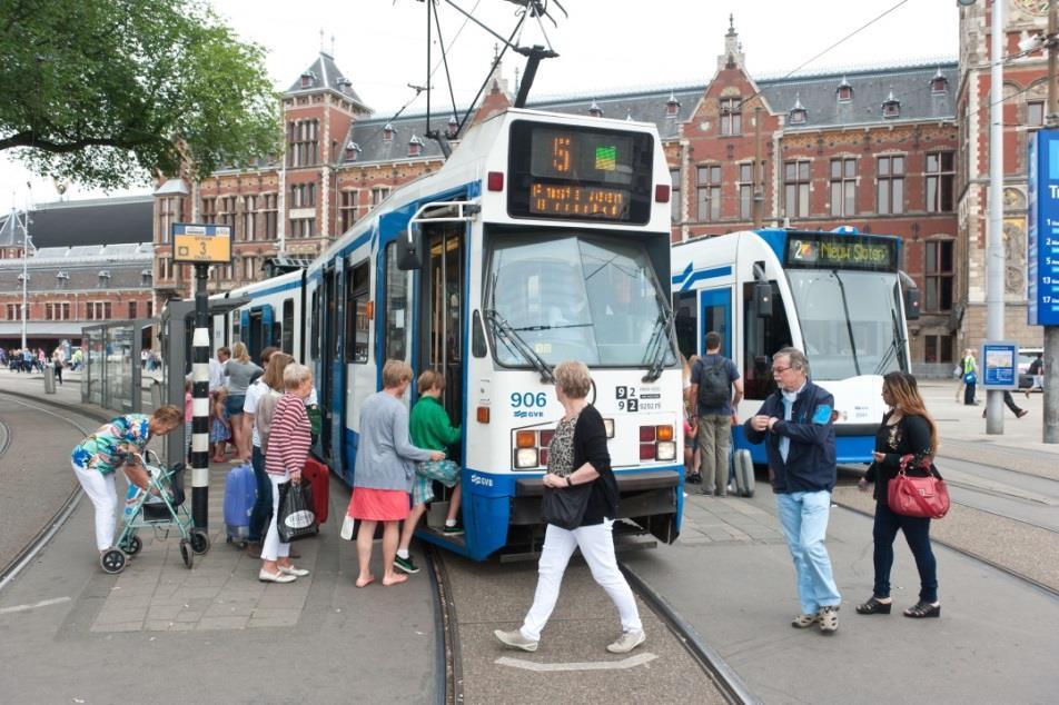 4.5.2 Openbaar vervoer In VENOM is ook een openbaar vervoer netwerk opgenomen. Naast de specifieke kenmerken van het netwerk (o.a. railinfrastructuur, busbanen en bussluizen) is ook de lijnvoering opgenomen waarmee alle trein-, bus-, tram- en metrolijnen worden beschreven (haltes, frequenties, rijtijden).