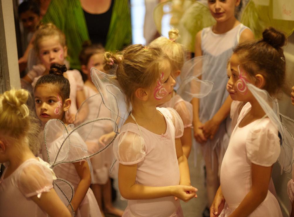 De zalen zijn uitgerust met verende balletvloeren om blessures te voorkomen. Beide zalen hebben een volledige spiegelwanden. Zo zie je jezelf en de docent altijd goed.