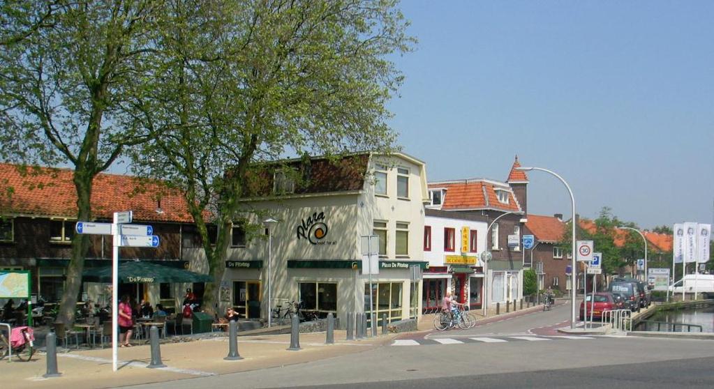 16 het centrum van Den Hoorn aan de doorgaande recreatieve route tussen Schipluiden en het centrum van Delft. Het centrum profiteert op die manier van het recreatieverkeer.