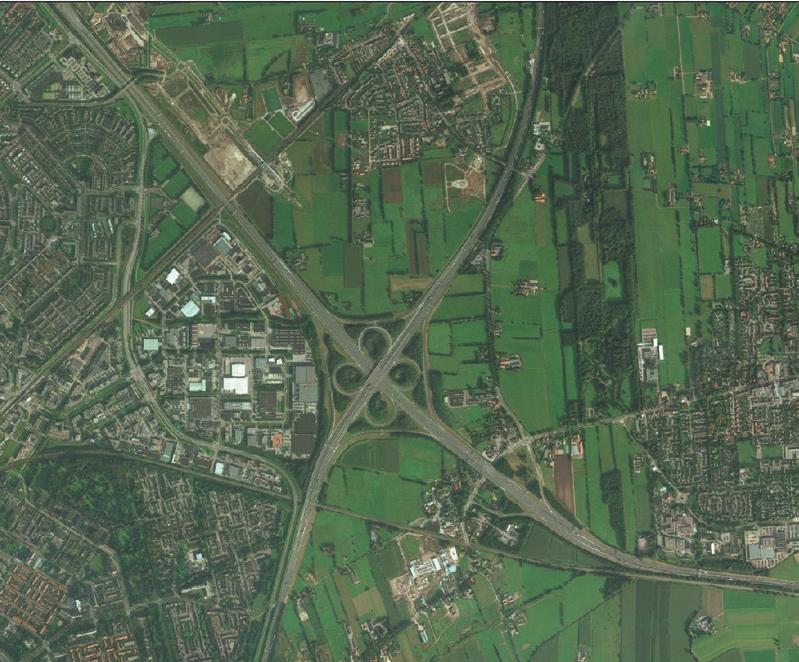 Samenvatting Knooppunt Hoevelaken is één van de belangrijkste verdeelpunten van verkeer tussen respectievelijk het noorden en oosten van Nederland en de Randstad.