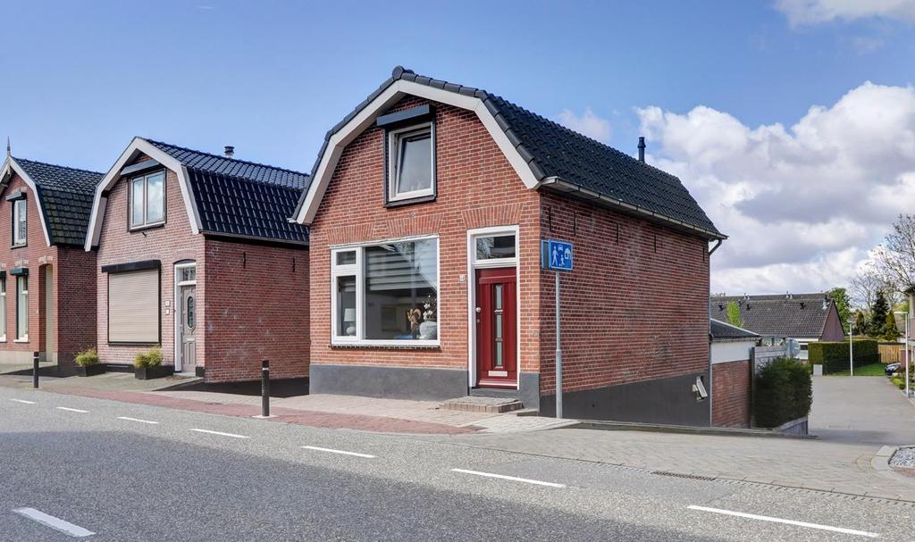 De woning biedt op dijkniveau de woonkamer met open keuken. Op de eerste verdieping bevindt zich één riante slaapkamer met diverse kastruimte en de badkamer.