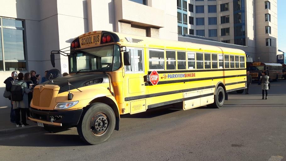 Met een echte schoolbus naar