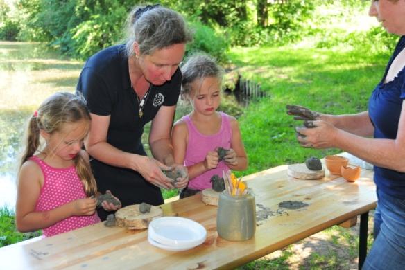 Kindermiddag Oerklei in het Dal van de Mosbeek. Banjeren door de beek en klei scheppen? Kom dan woensdag 26 juli naar Infocentrum IJs & Es.