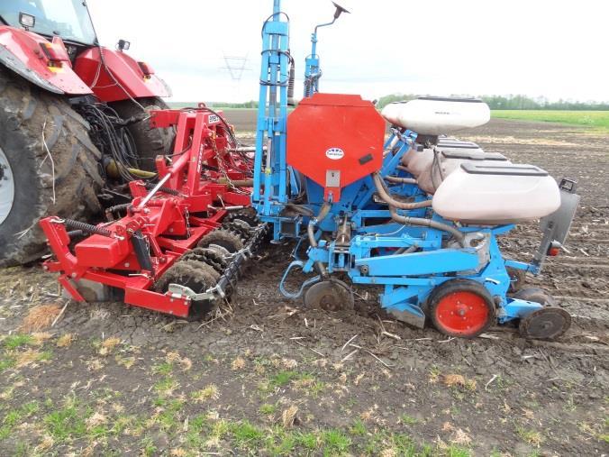 Limburgs systeem; woelen Evers Garon (30 cm diep) Geen Volveldshakenfrees Strokenfrezen en daarin zaaien Gras zaaien voor grasmat 2013 30 kg/ha Nee Onderzaai Maïsgras 15 kg/ha Onderzaai Proterra 15