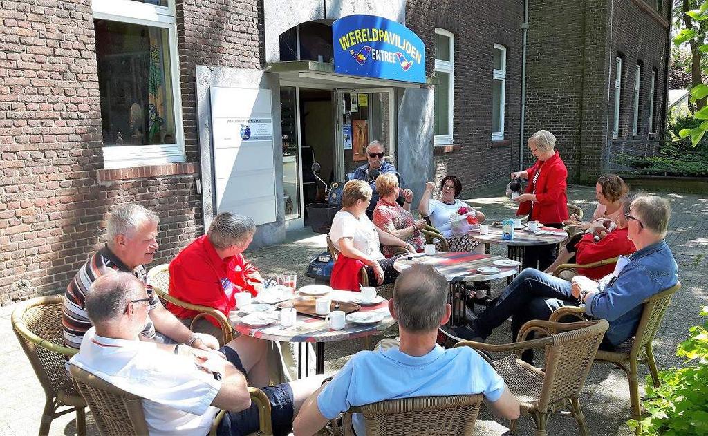 Naar een ontwerp van onze vrijwilliger Harm Langenkamp is door de technische dienst een groot blauw bord gemonteerd boven de ingang met daarop de tekst: Wereldpaviljoen entree.