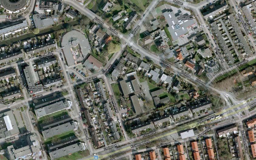2 PLANGEBIED HUIDIGE SITUATIE 2.1 Algemeen Het plangebied is gelegen aan de Chrystantenlaan te Naaldwijk een omvat een oppervlakte van ca. 5.200 m 2.