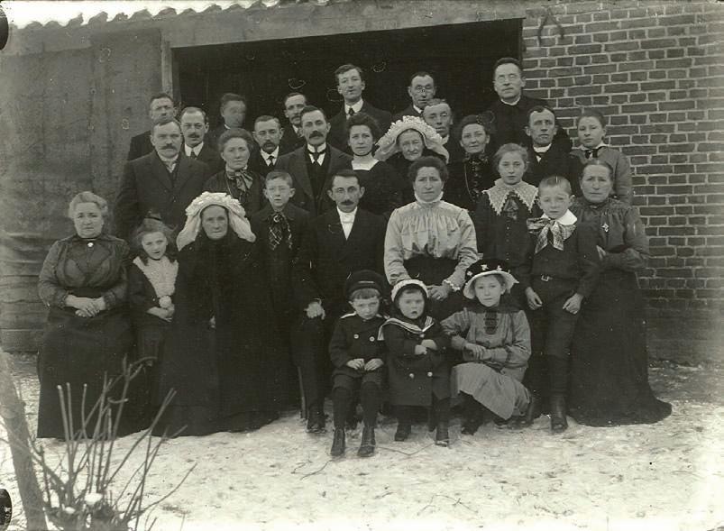 HOOFDSTUK 26 Bruidspaar Fried Gooden en Hanneke van Rijt in 1917. regels te hebben. Dan diende er flink wat gasten uitgenodigd te worden en moest er voldoende bier zijn.