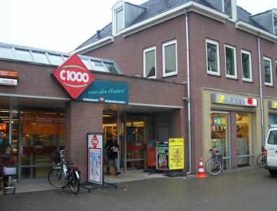 Van Lijndenstraat Prinses Irenestraat van Lyndenstraat Prinses Beatrixstraat Prinses Margrietstraat De trekker van het winkelgebied is de C1000 supermarkt, die aan de rand van het centrumgebied ligt.
