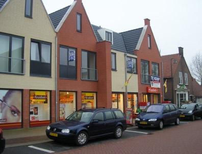 De kerk en enkele panden in de omgeving en het gemeentehuis zijn hier voorbeelden van. De nieuwe bestrating in delen van het centrumgebied is een positief aspect.