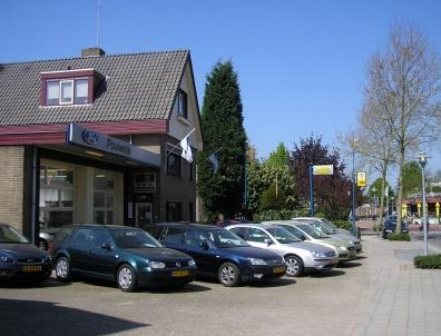 Eijckelhofstraat. Door deze locaties heeft de Heerbaan niet het karakter van een winkelstraat of centrumgebied.