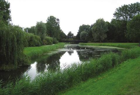 De wateren zijn strak en cultuurtechnisch ingericht (beschoeiingen en gazon) en er is weinig ruimte aanwezig om een natuurlijke inrichting mogelijk te maken.