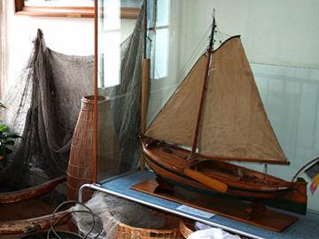 gebeurde, oude werktuigen, maquettes en plannen van de schepen die er ooit getimmerd werden. Het museumarchief omvat meer dan 3.000 constructieplannen van diverse scheepstypes.