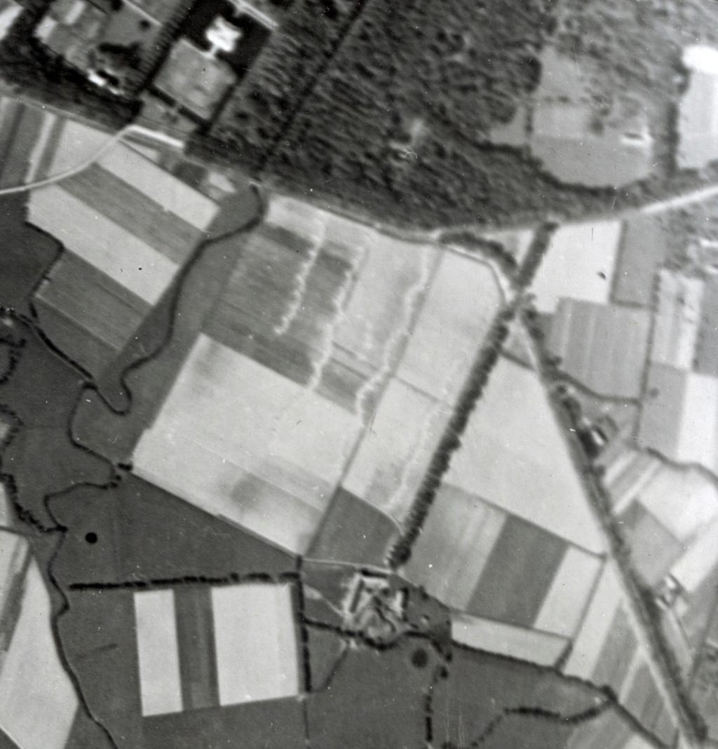 inlichtingendienst.17 Twee foto's dateren van 30 september 1917 en twee foto's dateren van 27 september 1918. Op de foto's zijn loopgraven zichtbaar ten zuidoosten van het kasteeldomein van Poeke.