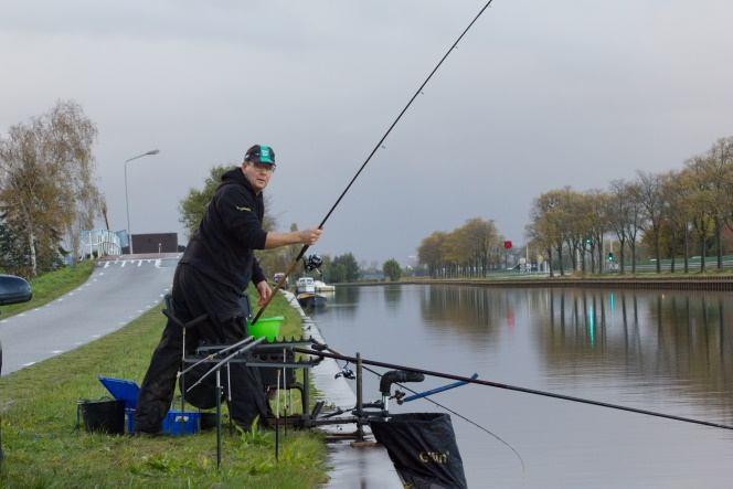 afstanden en even later vlogen ook de eerste korven naar de overzijde. Het was duidelijk dat ieder zo zijn eigen plan had getrokken. Opvallend was in ieder geval de helderheid van het water.