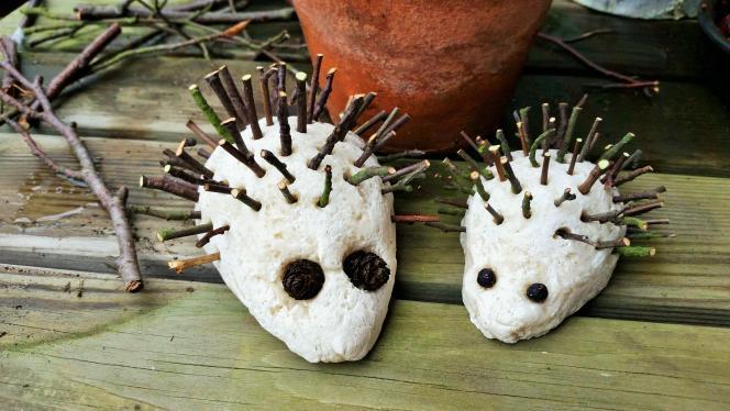 HERFST KNUTSEL MAKEN: Deze schattige egeltjes zijn makkelijk te maken voor kinderen. Eerst naar buiten om takken en besjes te verzamelen in het bos. En dan lekker knutselen met deeg.