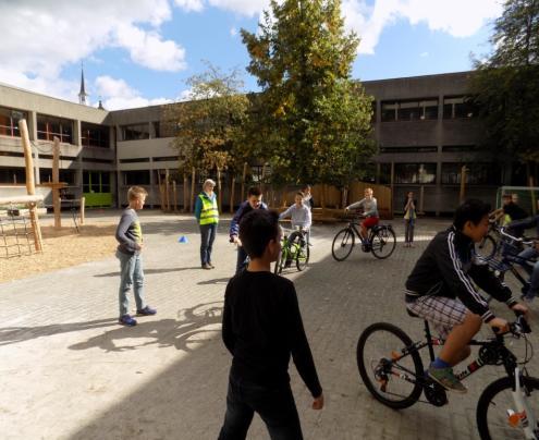 De kinderen die minstens drie keer per week met de fiets naar school komen, hebben hun eigen parkeerplaats gekregen in de fietsenstalling.