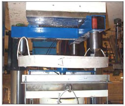 Hoofdstuk 3. Proeven op vezelversterkt beton 34 Figuur 3.6: Ronde plaatproef: opstelling [22] verplaatsing van de zuiger van de drukpers.