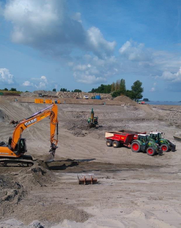 Op de linkerfoto ziet u de droogstaande bouwput.