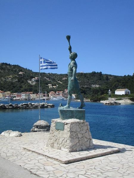 Eén dag is vrij om zelf b.v. naar Antipaxos te gaan met een van de excursieboten. Hier zijn fraaie zandstranden, kristalheldere baaien en je kunt er met de kaart in de hand ook zelf rondwandelen.