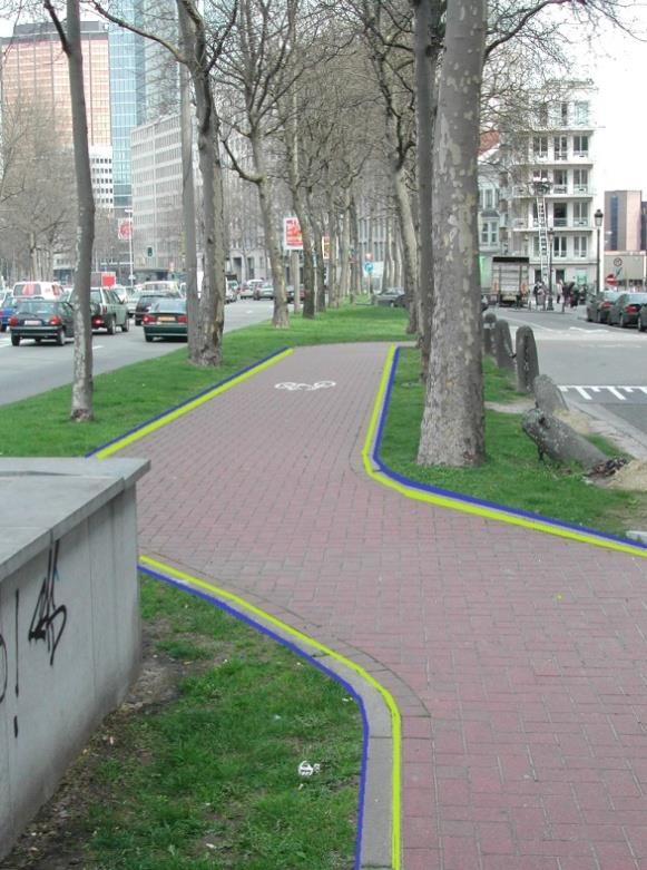 De fysische scheiding tussen het fietspad en de rijstrook voor motorrijtuigen wordt voorgesteld in de laag«br0120l» (groene lijn).