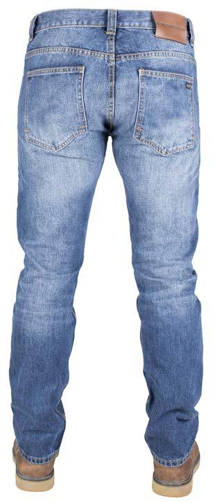 De details en knopen van deze spijkerbroek zijn uitgewerkt in een koperen finish.