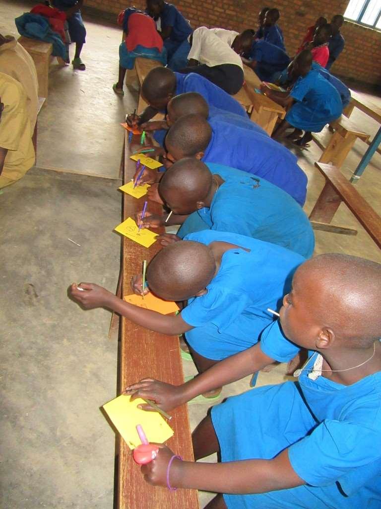 DOELSTELLING De stichting Jyambere stelt zich ten doel (kans-) arme kinderen, die door omstandigheden geen toegang tot lager onderwijs hebben en buiten de reguliere hulpprojecten vallen, middels