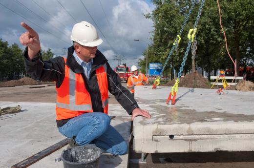 De enige ontsluitingsweg van het stationsgebied de hoofdaanvoer route voor de bussen was toe aan een reconstructie samen met het stations gebied.