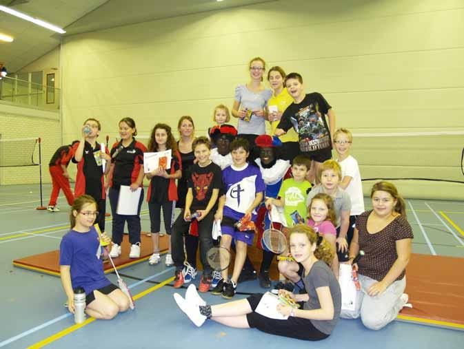 Sjuttel juni 2011 Badminton met zwarte Piet Op 2 december heeft de eerste groep van de jeugd een speciale Pieten training gehad in plaats van een Badmintontraining.