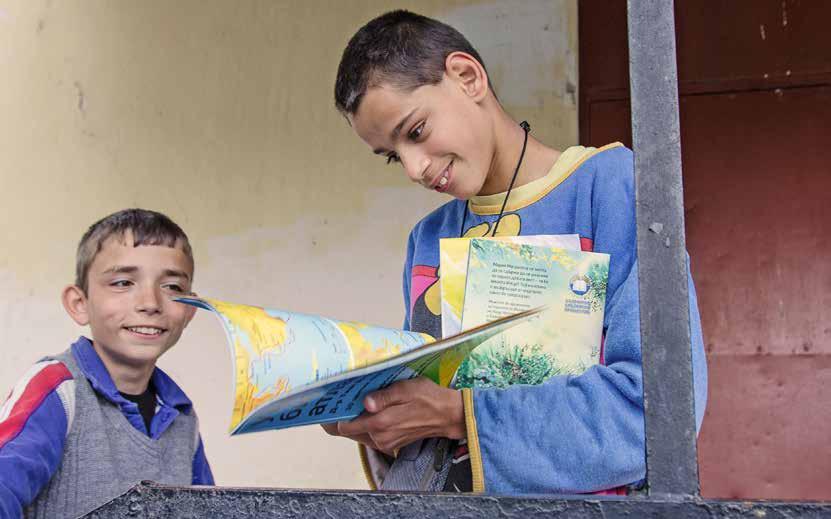 DOORGEVEN EEN EIGEN BIJBEL VOOR WEESKINDEREN 1 Het Nederlands Bijbelgenootschap helpt mee de Bijbel dichtbij te brengen in binnen- en buitenland.