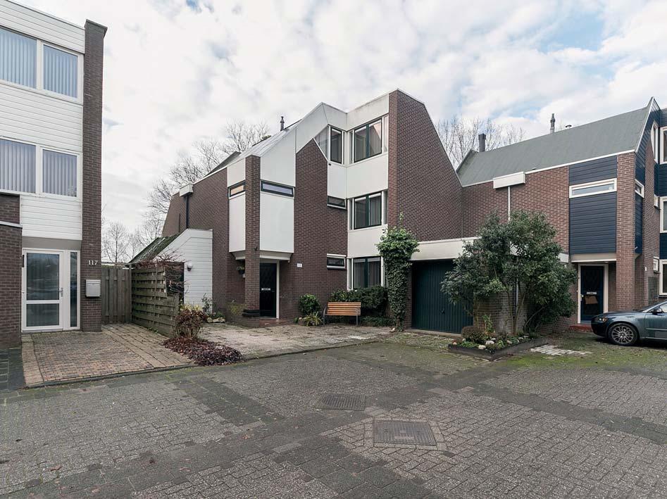 Schoener 119 te Barendrecht Bijzonder ruim en riant half vrijstaand herenhuis met garage en zonnige achtertuin gelegen op 271 m 2 eigen grond en op een prachtige locatie in de wijk Buitenoord.