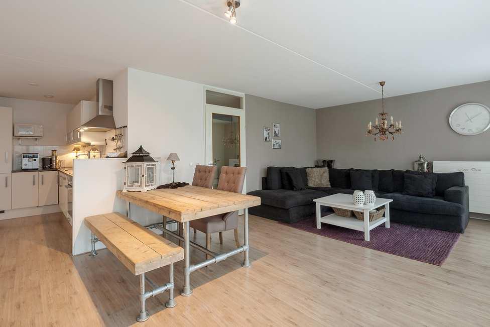 OMSCHRIJVING Er zijn goed onderhouden appartementen, maar er zijn ook appartementen die KANT-EN-KLAAR zijn! Dit fraaie 2-kamer begane grond appartement is echt klaar voor bewoning.