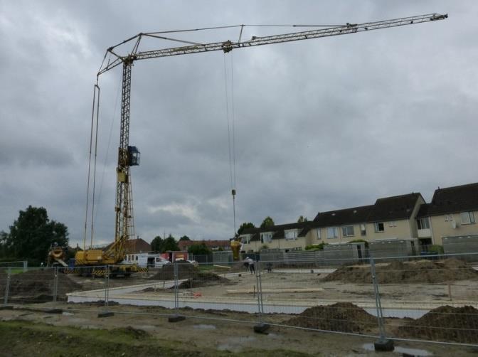 Week 5: Mijlpaal, het beton storten voor de fundering Een mobiele hijskraan kwam er aan te pas, evenals 2 cementwagens die in