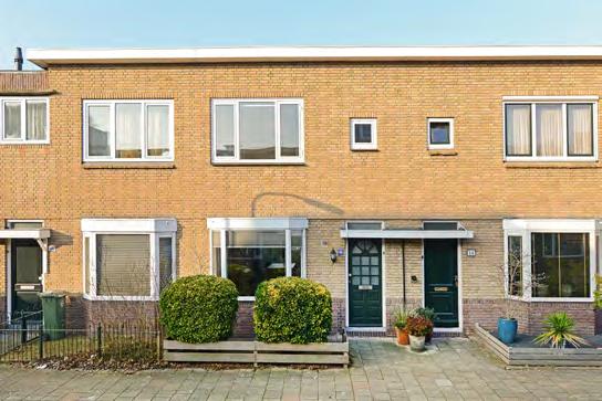 ZONNIGE TUIN OP HET WESTEN GELEGEN Deze karakteristieke woning uit 1931 met zonnige tuin ligt mooi centraal in de Amsterdamse buurt, op loopafstand van het centrum (20 min) en heel goed ten opzichte