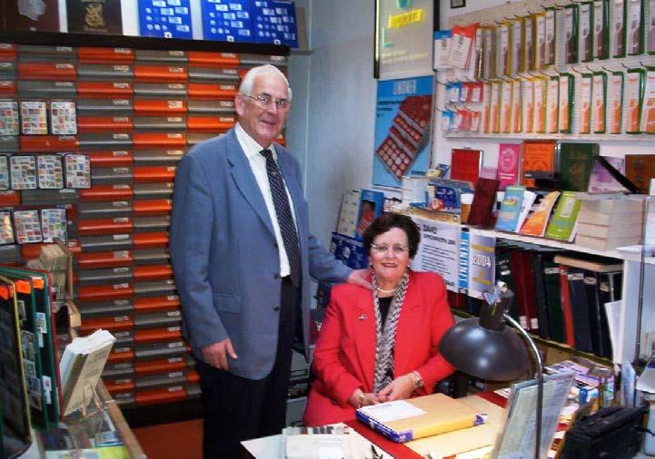 De heer en mevrouw Van Wezenbeek: postzegelhandelaren van de oude stempel. voortgezet. Later hebben zij het pand verbouwd en de winkel aan de straatzijde verhuurd aan juwelier Tol en Breet.