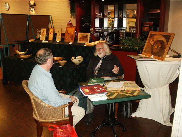 Ook de heer Cees van Hoek had niet te klagen over de aanloop bij zijn houtkunst en stockboeken.