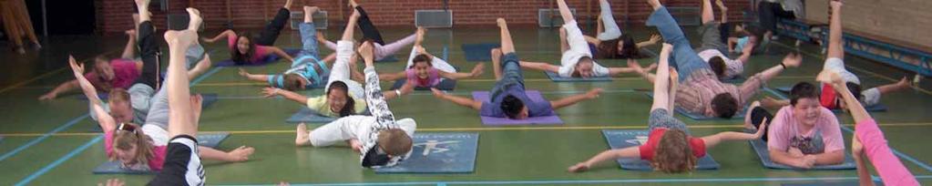 KINDERYOGA Kinderyoga is spelen met yoga aan de hand van een thema. Door yoga worden kinderen zich bewuster van hun lichaam, hun ademhaling, hun gevoelens en de omgeving.