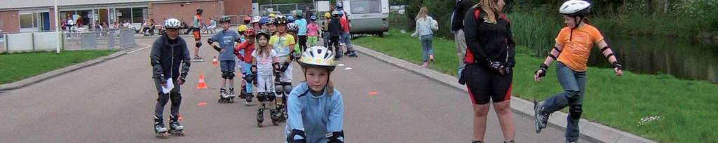 SKATEN/SKEELEREN Je leert op verschillende manieren te remmen, bochten te maken, te slalommen en spelletjes op de skate te doen, maar ook veilig te vallen.