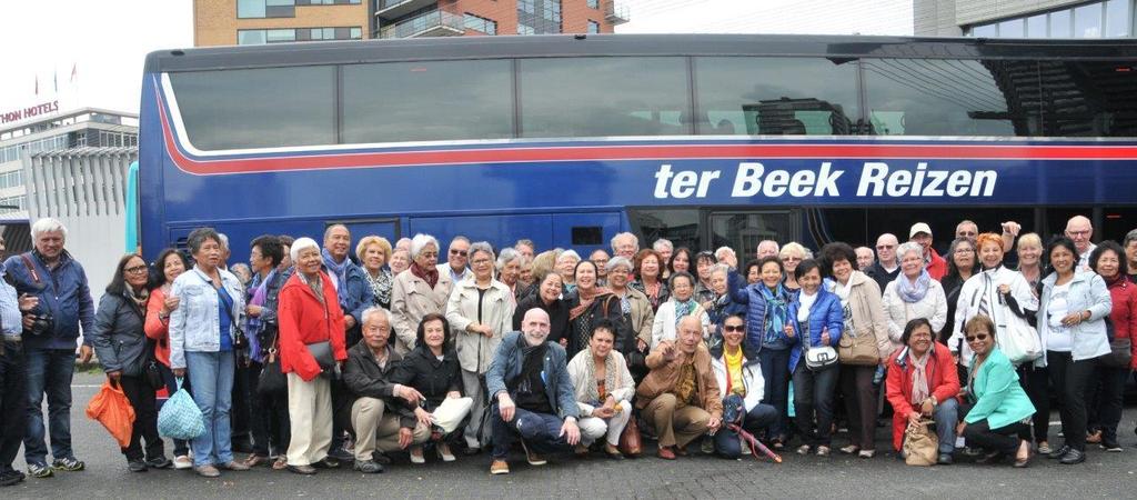 Busreis Rotterdam. Op 17 juni hebben we met 76 IKA leden een Busreis gemaakt naar Rotterdam De aanmelding en belangstelling voor deze trip was overweldigend. We zijn met de dubbeldekker van de fa.