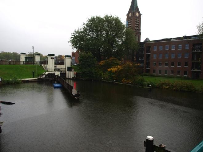 Een groot voordeel van deze locatie is dat men niet door de sluis heen hoeft te varen om bij het centrum te komen.