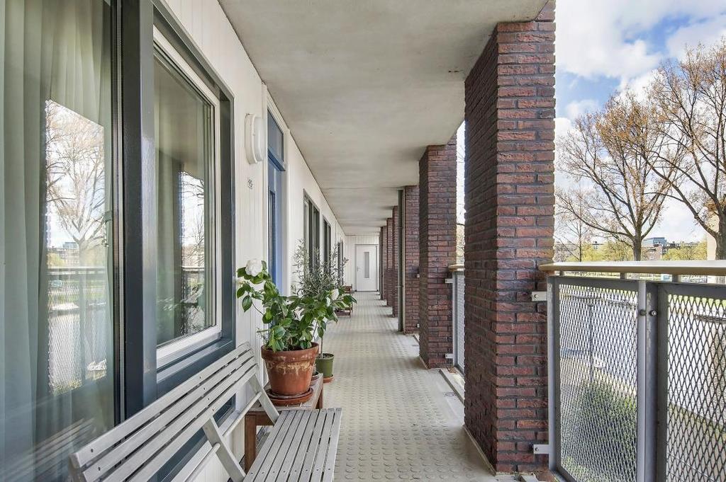 De entree van het appartement bevindt zich op de tweede verdieping